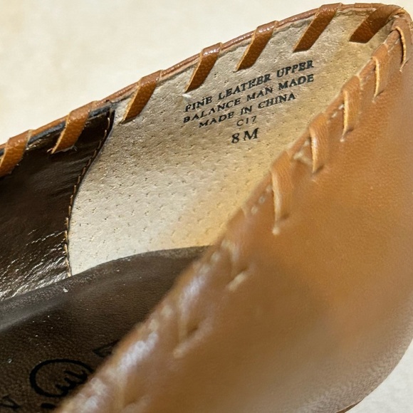 True Meaning | Leather Block heel Pumps Tan & Cream with bow detail | Size 8 - Picture 4 of 8